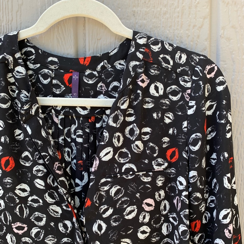 NYDJ lip print button silky long sleeve blouse top - Picture 2 of 13
